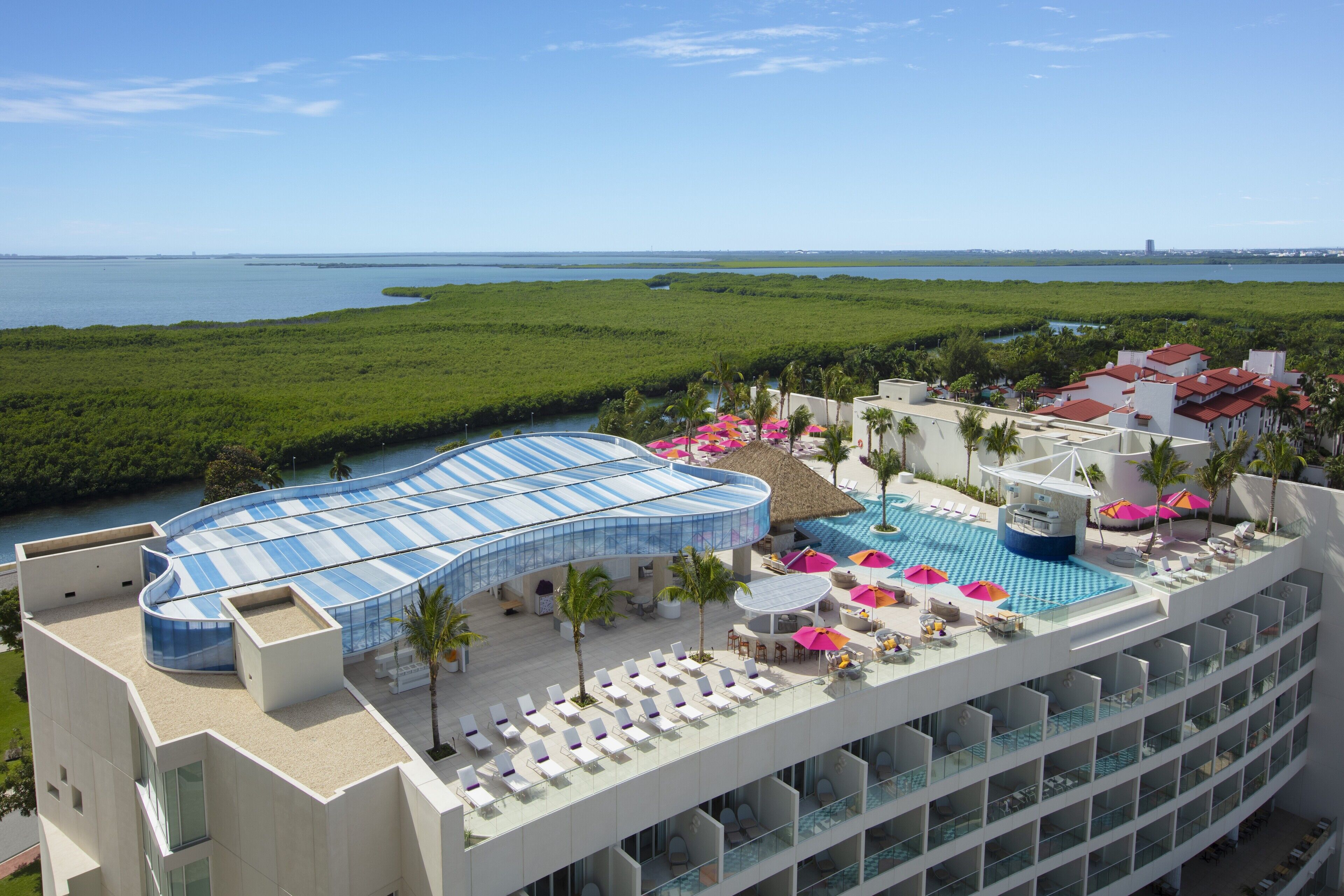 高档床上用品、羽绒被、迷你吧（备有免费物品）、客房内保险箱