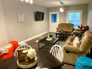 Living area - The Roulette Duplex-Private Yard&Parking (Niagara Falls)