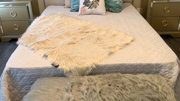 5 bedrooms, desk, soundproofing, free WiFi