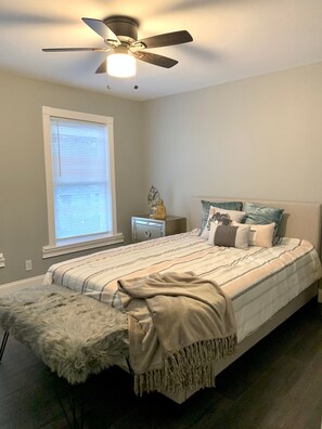 Classic House | 5 bedrooms, desk, soundproofing, free WiFi - The Roulette Duplex-Private Yard&Parking (Niagara Falls)