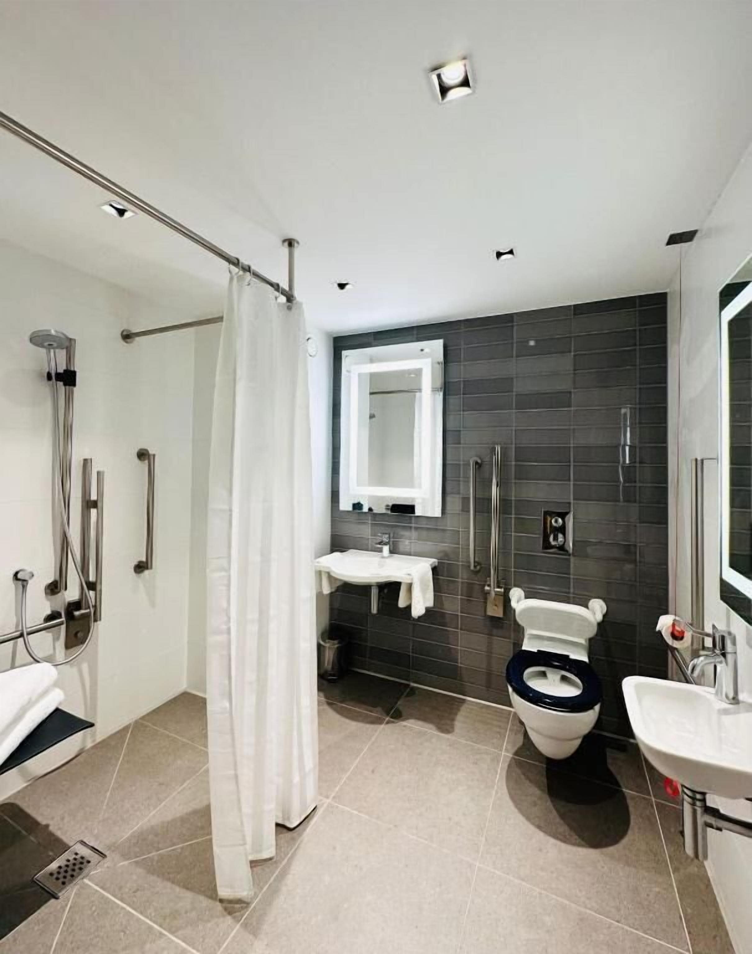 deluxe double room | bathroom | shower, free toiletries, hair dryer, towels