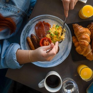 Hafta içi İngiliz tipi kahvaltı (kişi başı 16.00 GBP) 