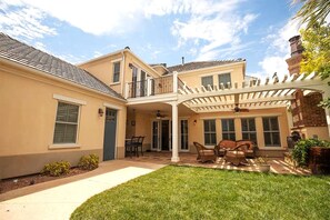 Backyard Pergola - Private Pool & Outdoor Kitchen (Hurricane)
