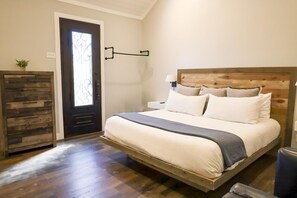 4 bedrooms, desk, iron/ironing board, travel cot