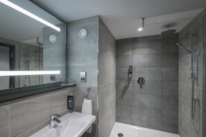 Shower, eco-friendly toiletries, hair dryer, towels - Maldron Hotel Manchester City Centre (Manchester)