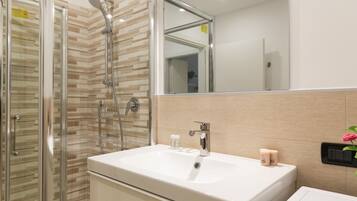 Departamento | Baño | Regadera, secadora de cabello, bidet, toallas