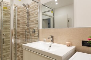 Departamento | Baño | Regadera, secadora de cabello, bidet, toallas 