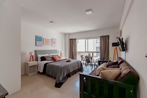 A modern bedroom with a bed, bedside table, and a desk with a chair. - BT Homes - Palermo, Gorriti (Buenos Aires)