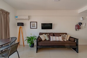 Apartment, 1 Bedroom, City View | Living area