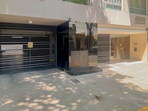 A modern building with a closed garage door and a visible entrance. - BT Homes - Palermo, Gorriti (Buenos Aires)