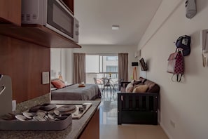 Căn hộ, 1 phòng ngủ, quang cảnh thành phố | Bếp riêng | Tủ lạnh, lò vi sóng, bếp nấu, dụng cụ pha cà phê/trà