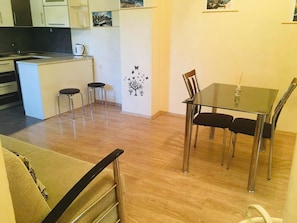 Basic Suite | Living area