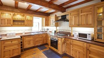 House | Private kitchen | Fridge, microwave, oven, stovetop