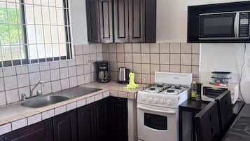 Cafetera y tetera, refrigerador, microondas y horno