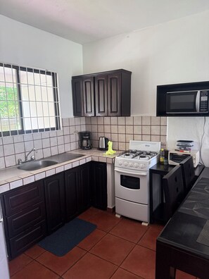 Coffee/tea maker, fridge, microwave, oven - Apartment 2: Condos Vista al Volcan - First Floor (La Fortuna)