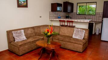 Een smart-tv en een tafeltennistafel