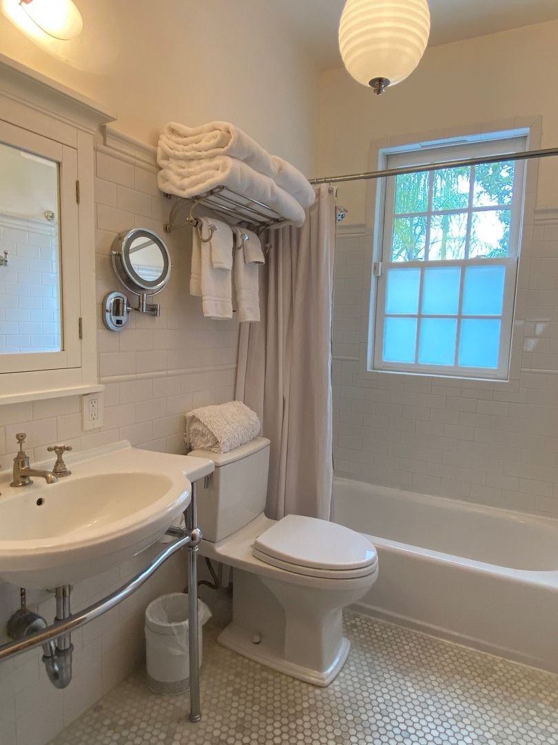 Une salle de bain avec un lavabo, des toilettes et une baignoire.