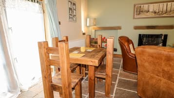 Cottage | Private kitchen | Fridge, electric kettle, toaster, cookware/dishes/utensils