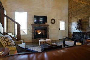 Smart TV, caminetto, tavolo da calcetto, libri