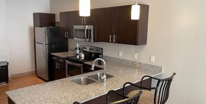 Microondas, lavavajillas, cafetera y tetera y utensilios de cocina 