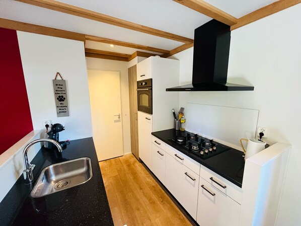 Kühlschrank, Mikrowelle, Ofen, Geschirrspüler