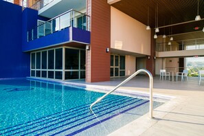 Outdoor pool - 20 South Apartments (Kingston)