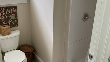 Douche, serviettes fournies, papier toilette