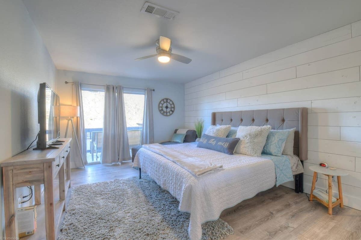 3 bedrooms, WiFi (free), bed sheets