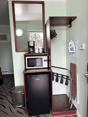 Queen Room | Room amenity - North Bay Inn (North Bay)