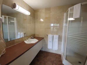 Chambre Deluxe double, 2 chambres | Salle de bain | Séchoir à cheveux, serviettes fournies, savon, shampooing