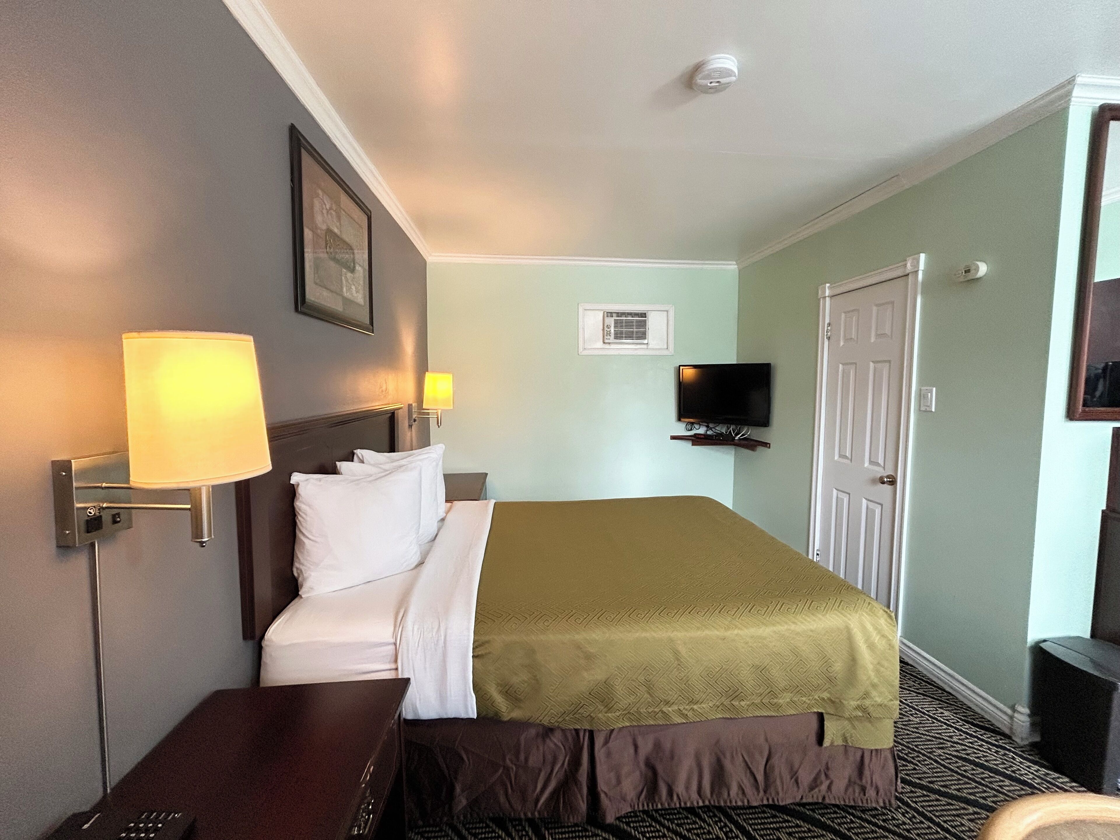 Queen Room | Free WiFi, bed sheets