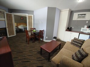 Deluxe-Doppelzimmer, 2 Schlafzimmer | Wohnbereich