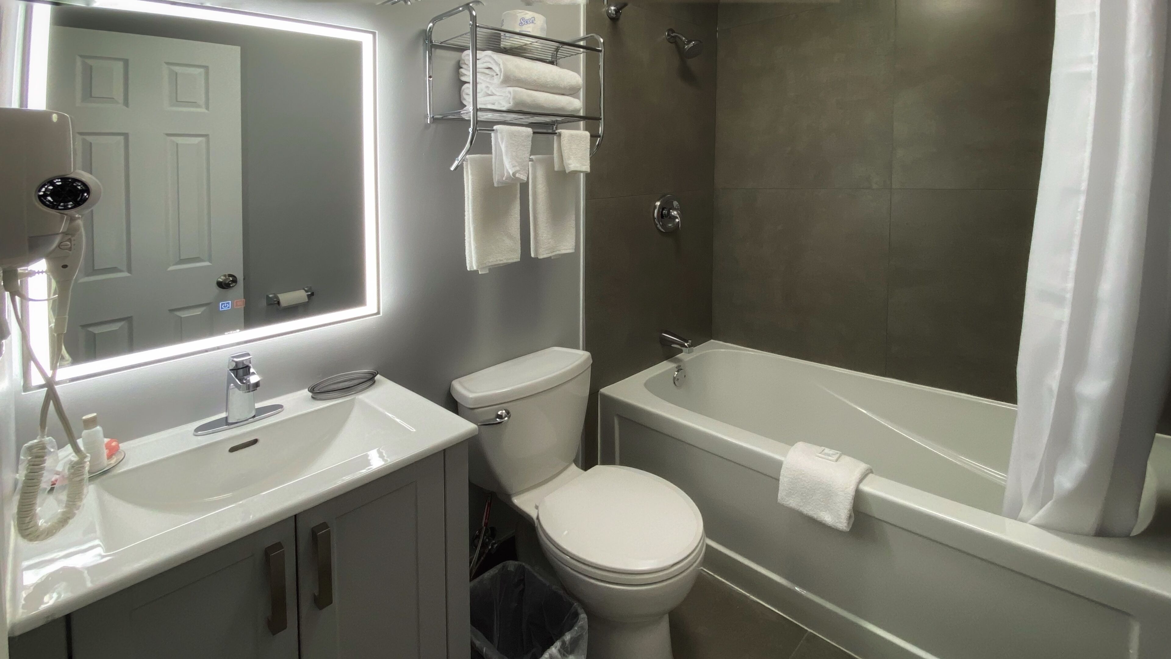 Secador de pelo, toallas, jabón, shampoo