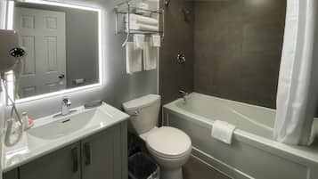 Standard Queen Room | Bathroom
