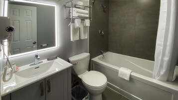 Quarto standard | Banheiro | Secador de cabelo, toalhas de banho, sabonete, shampoo