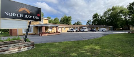 Vista frontal de la propiedad