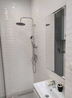 Douche, sĂšche-cheveux, serviettes fournies, savon