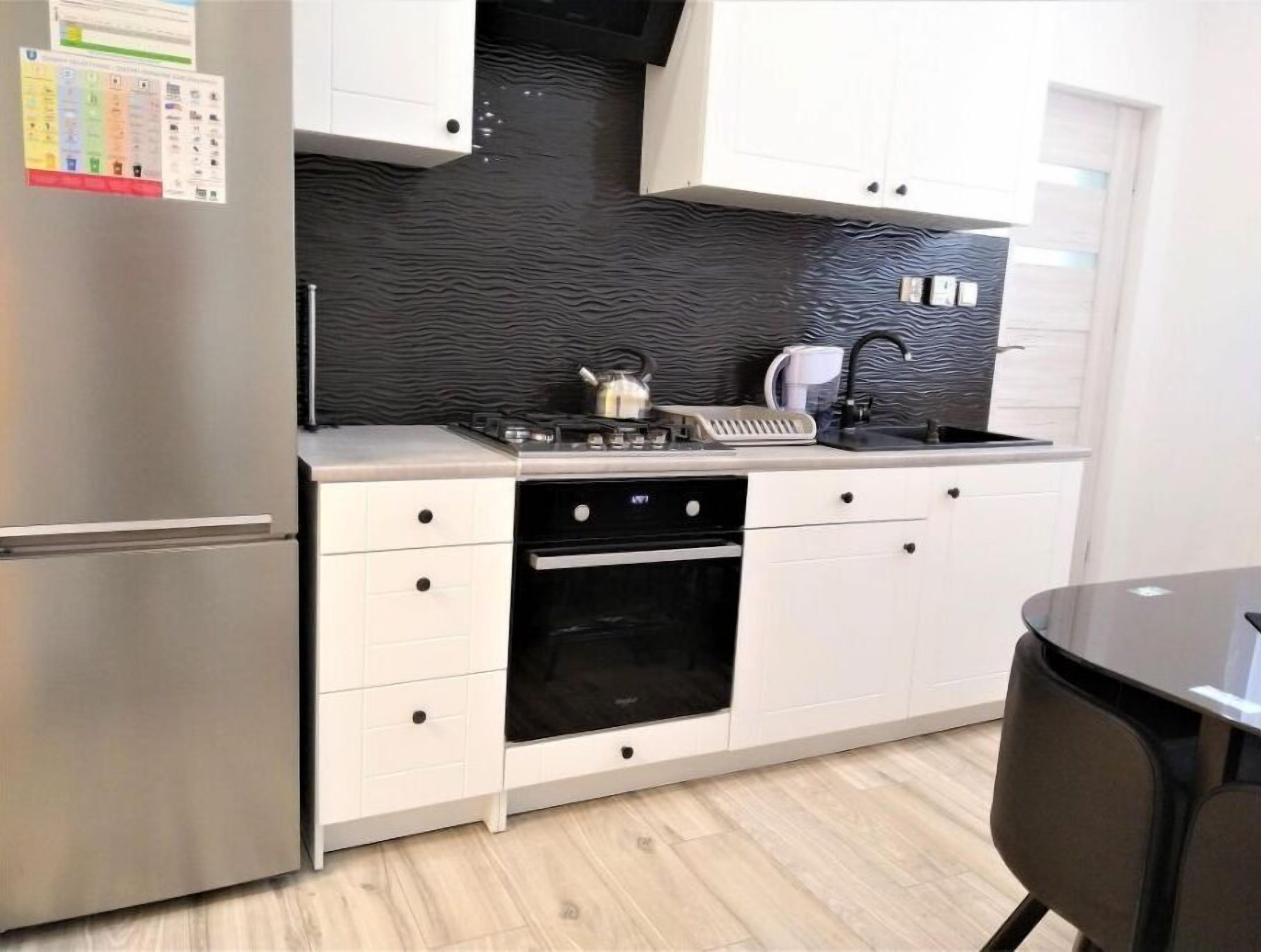 Réfrigérateur, micro-ondes, four, bouilloire électrique