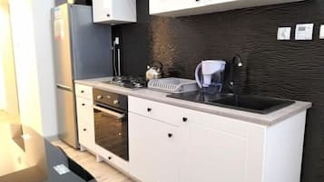 Kühlschrank, Mikrowelle, Ofen, Wasserkocher