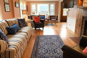 Smart-TV, Kamin, Bücher