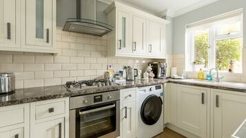 House (1 Bedroom) | Private kitchen