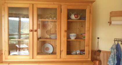 Au pied des pistes et randonnées. TrÚs belle vue sur la montagne et la vallée.