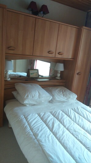 2 Schlafzimmer, Bügeleisen/Bügelbrett