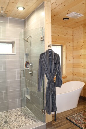 Badewanne, Haartrockner, Handtücher, Seife