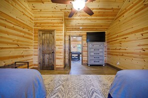 4 bedrooms, in-room safe, iron/ironing board, WiFi