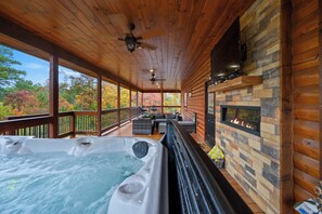 Outdoor spa tub - Luxury+Hot Tub+Romantic+Game Room+Mountain Views+Pet Friendly-Sleeps 22 (Broken Bow)
