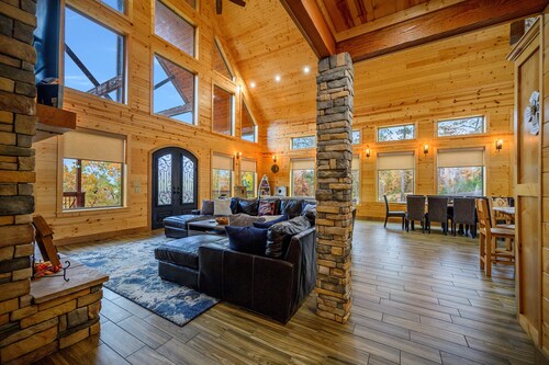 Luxury+Hot Tub+Romantic+Game Room+Mountain Views+Pet Friendly-Sleeps 18