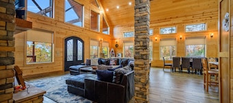 Luxury+Hot Tub+Romantic+Game Room+Mountain Views+Pet Friendly-Sleeps 18
