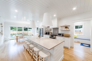 Fridge, microwave, oven, stovetop - New 4-bedroom House with Swimming Pool–Just a 10-minute Walk to Town (Edgartown)