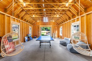 Games room - New 4-bedroom House with Swimming Pool–Just a 10-minute Walk to Town (Edgartown)